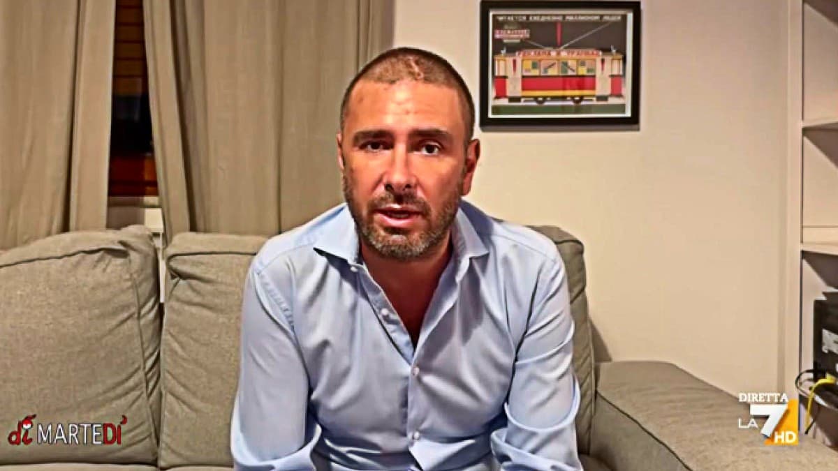 Alessandro Di Battista riappare in video dopo il malessere a Cuba: «Sto bene, presto spiegherò tutto»