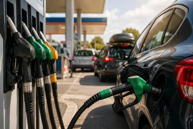 Ferragosto: rincari sui carburanti, benzina sfiora i 2 euro, diesel supera i 2,08