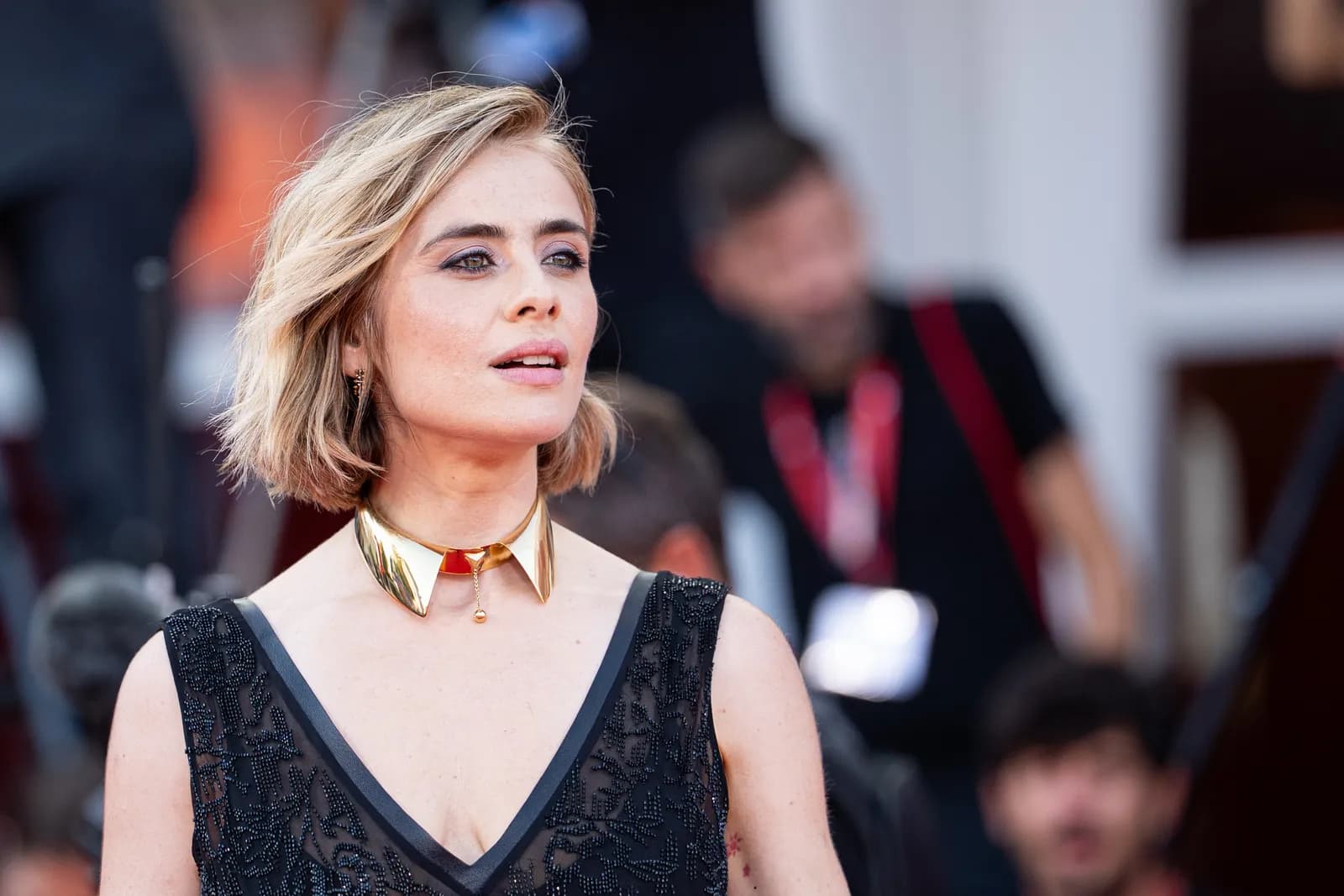 Venezia, Greta Scarano porta un messaggio contro i femminicidi sul red carpet