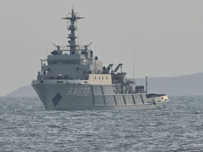 Tensioni nello Stretto di Taiwan: la Cina lancia razzi durante esercitazioni militari a fuoco vivo