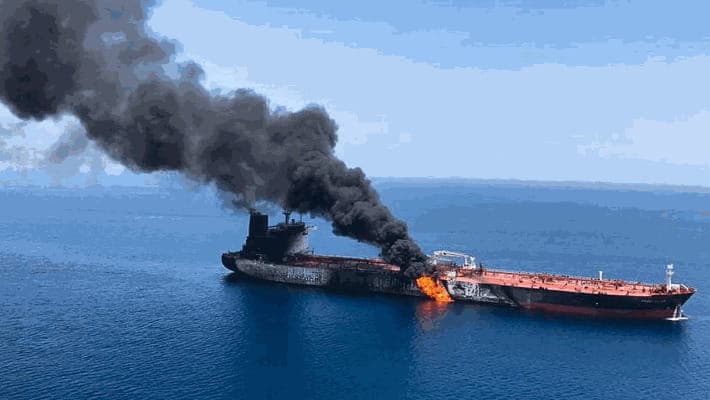 Incidente nello Stretto di Hormuz: petroliera in fiamme, equipaggio salvo