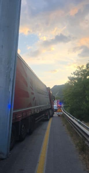 Incidente sulla Trignina, un Tir danneggiato dal suo stesso carico