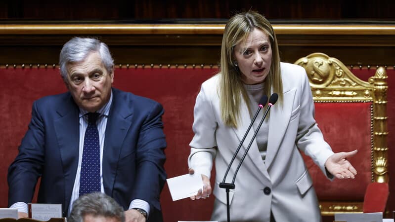 Dibattito sulla legge elettorale: tensioni dopo il voto sulle preferenze. Le opposizioni attaccano: «Meloni è sfiduciata». Tajani e Ciriani: «Il governo continua»