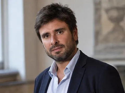 Di Battista torna in televisione e svela la sua malattia: «Mi hanno trovato un tumore al cervello»